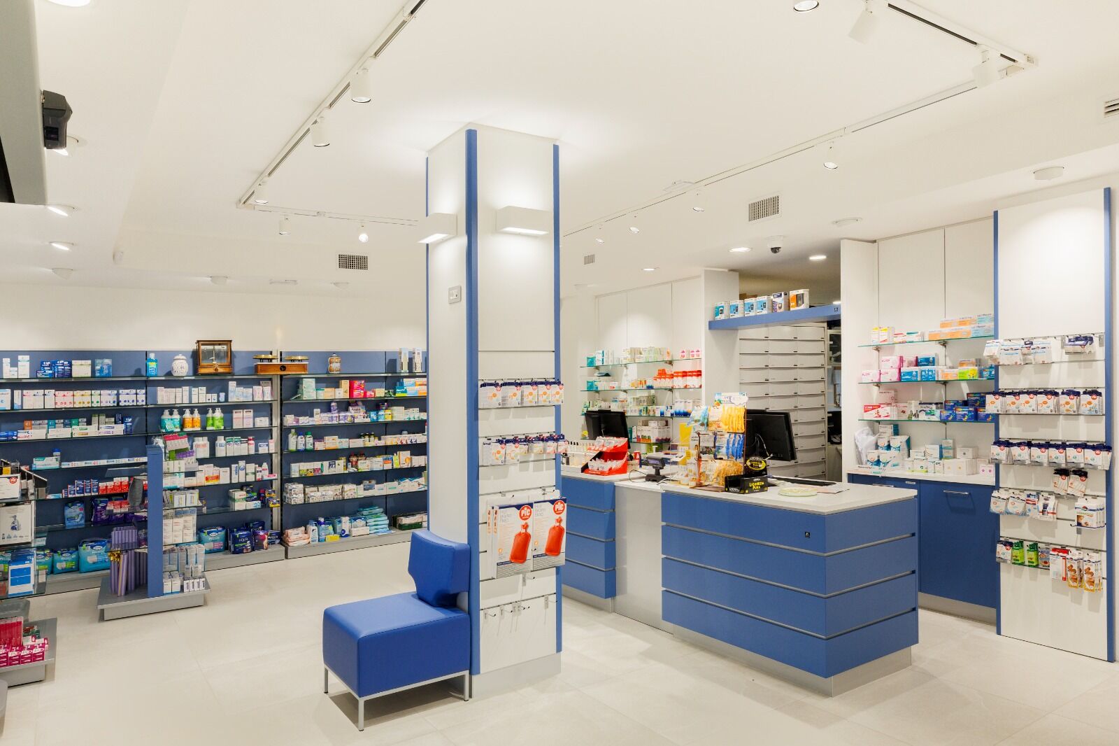L'interno della Farmacia Mameli con il banco e gli scaffali