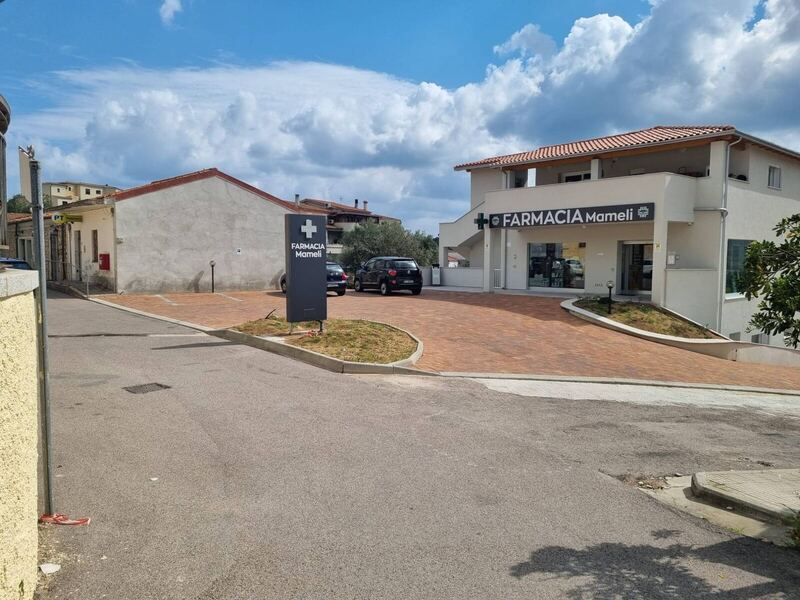 L'esterno della farmacia con l'insegna