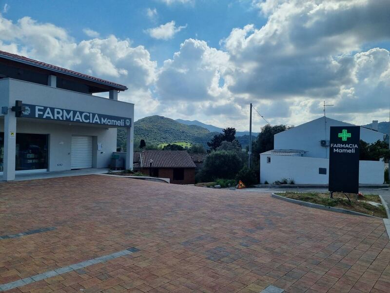 Il piazzale della farmacia con vista sulle colline